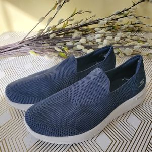 BNWOT Men's Skechers GoWalk